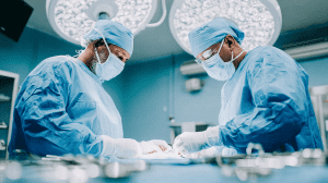 Chirurgen bei bariatrischer Operation im OP-Saal - Risiken und Komplikationen der Adipositas-Chirurgie