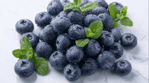 Blaubeeren Gesundheit - Frische Heidelbeeren mit Minzblättern als Superfood gegen Bluthochdruck