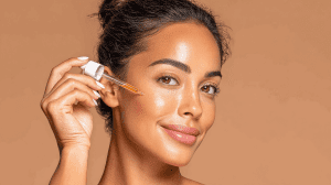 Retinol Serum Anwendung - Frau trägt Vitamin A Serum mit Pipette auf Gesicht für Anti-Aging und Faltenreduktion