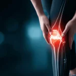 Arthrose im Knie: Medizinische Visualisierung zeigt schmerzendes Kniegelenk mit leuchtender Skelettstruktur, Person greift an entzündetes Knie