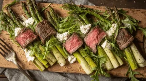 Ketogene Ernährung gesund: Grüner Spargel umwickelt mit magerem Rindersteak auf Holzbrett – proteinreich und kohlenhydratarm für Diabetes-Management