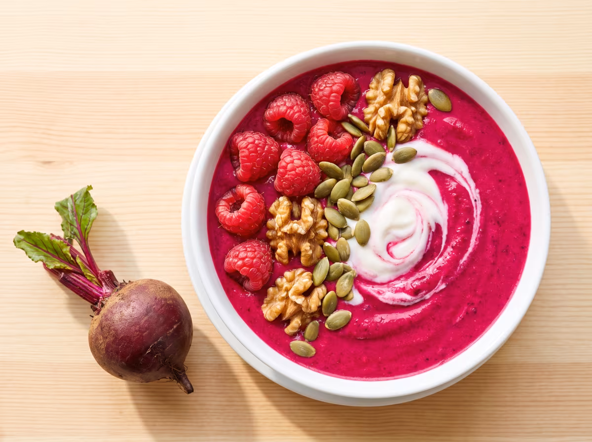 Pinke Rote-Bete-Smoothie-Bowl mit Himbeeren, Walnüssen und Kürbiskernen