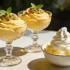Mousse di kefir al frutto della passione e fresco gelato all'ananas per dessert sani