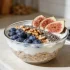 Tigela de kefir ao pequeno-almoço com aveia adormecida, frutos vermelhos frescos e sementes de chia